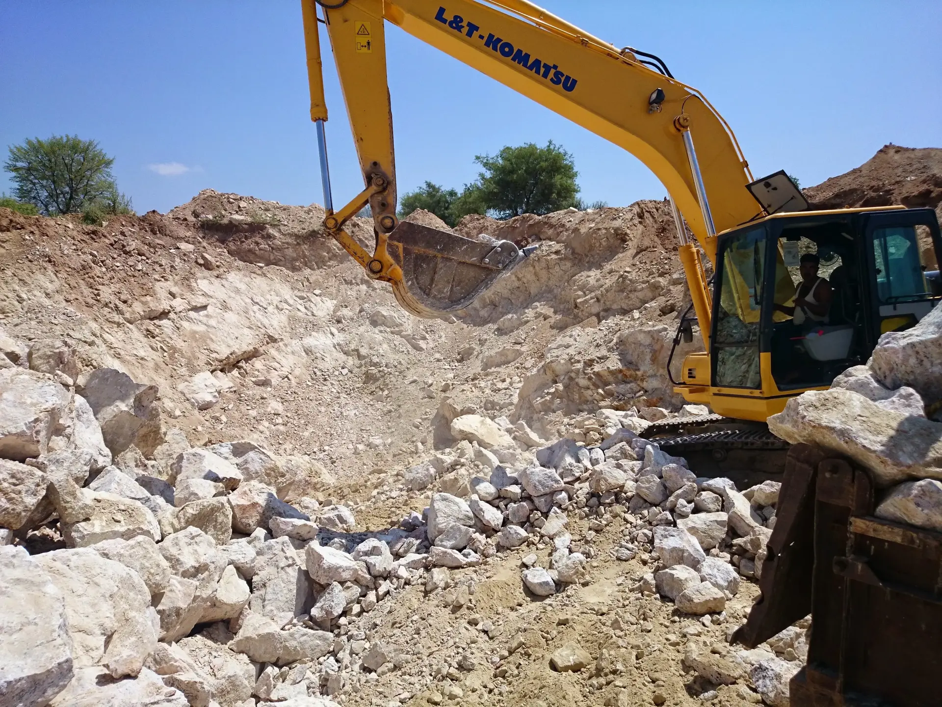 Stone quality grading and breaking standards inspection at quarry